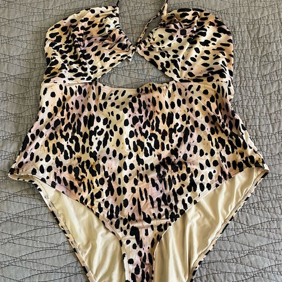 NWT Good American Ruched Halter One-Piece Swimsuit Cheetah Rose Print Size 8 5X - Picture 3 of 7